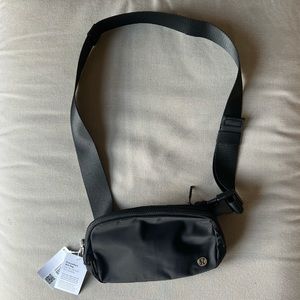 Brand new tag still on Lululemon Everywhere Belt Bag (black)